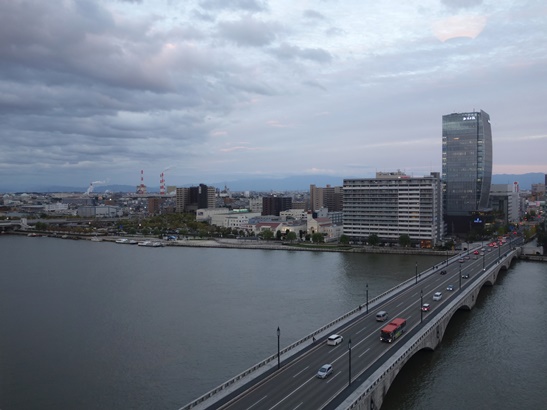 信濃川河口　ホテルオークラ新潟から万代橋