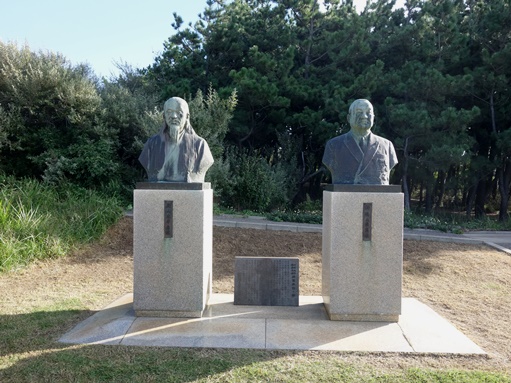 関分記念公園　横山太平と柏原正雄の像