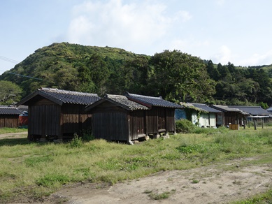 志多留川の河口　集落の小屋